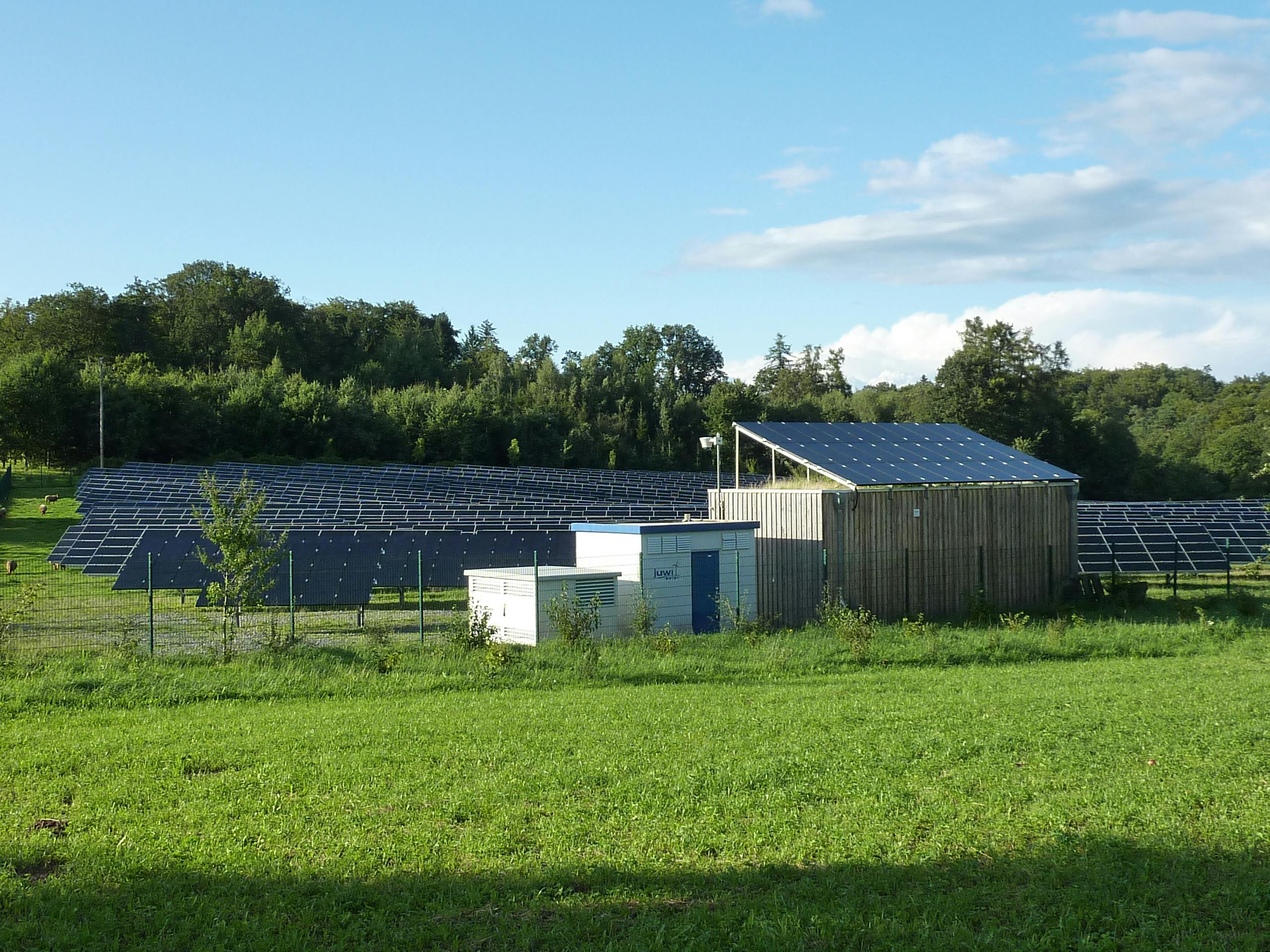 solarpark mit techn. gebäuden