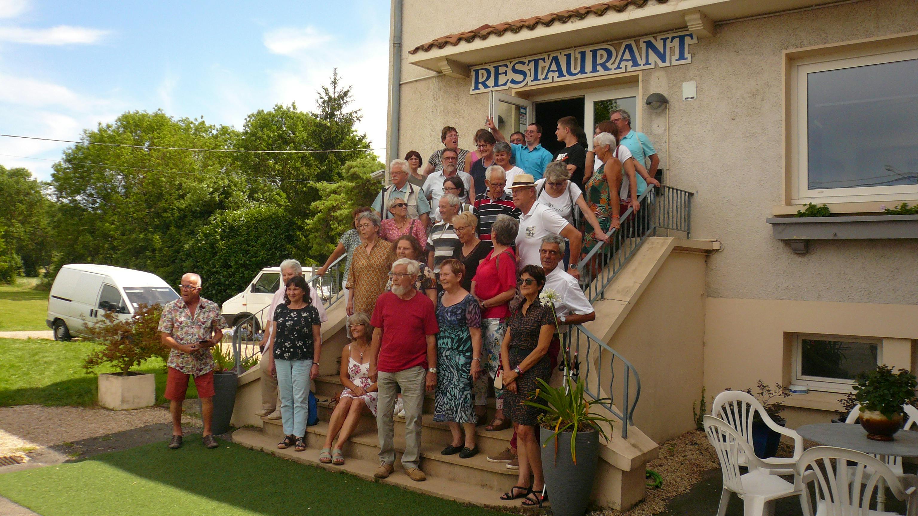 Gruppenbild vorm Restaurant in Frankreich