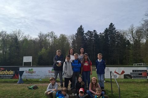 Die Kinder der Ferienbetreuung, mit zwei Betreuuerinnen, nach dem Fußballl spielen.