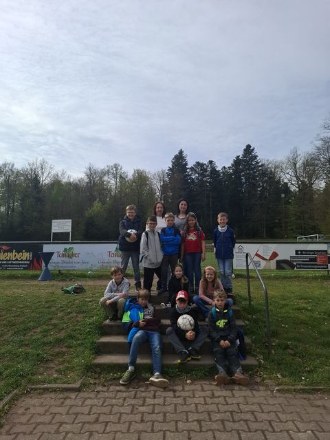 Die Kinder der Ferienbetreuung, mit zwei Betreuuerinnen, nach dem Fußballl spielen.