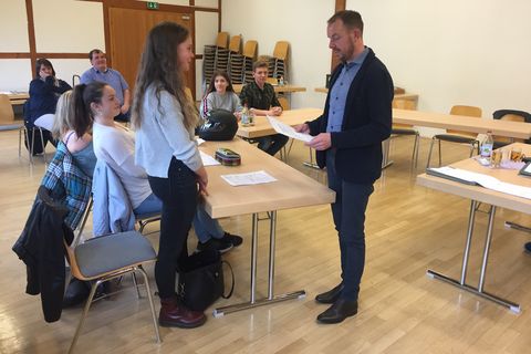 Helene Dick (vorne links) wurde zur neuen Jugendgemeinderätin verpflichtet.