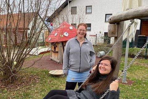 Neue pädogische Fachkraft in der Kinderkrippe Schatzinsel in Feldrennach: Lea Merkel (auf der Schaukel) und Leiterin Eva Weber