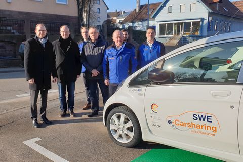 v.l.n.r: Bürgermeister Helge Viehweg, Fachbereichsleiter Jörg Bischoff,  Lukas Kunz (SWE), Gunnar Petersohn (Geschäftsfüher stadtmobil Karlsruhe),  Eberhard Oehler (Geschäftsführer der SWE) Florian Kraft (SWE)