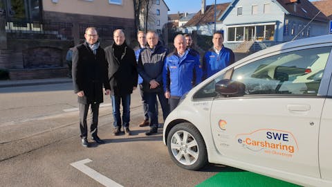 v.l.n.r: Bürgermeister Helge Viehweg, Fachbereichsleiter Jörg Bischoff, Lukas Kunz (SWE), Gunnar Petersohn (Geschäftsfüher stadtmobil Karlsruhe), Eberhard Oehler (Geschäftsführer der SWE) Florian Kraft (SWE)