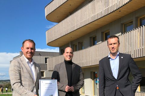 Eröffnung bei strahlendem Sonnenschein: Bürgermeister Helge Viehweg (von links), Pfarrer David Gerlach und Stiftungsvorstand Marcus Witzke vor den Hoffnungshäusern. Fotos: Stiftung