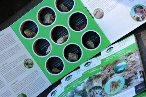 Für jede GeoTour im Naturpark gibt es einen eigenen Flyer mit Tourenbeschreibung, Karte, Erkundungsaufgaben und Forschungsfragen. Eine Hintergrundbroschüre (GeoKompakt) sowie ein Gesteins-Set (GeoBox) vermitteln weiteres Wissen. Foto: Denker/Naturpark