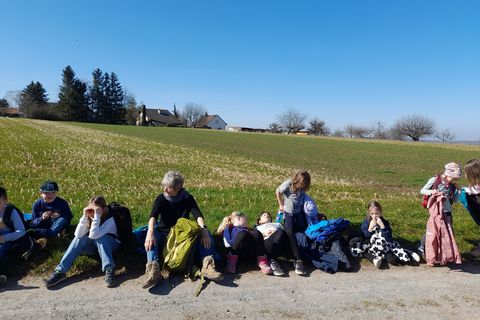 Kurze Pause auf der Wanderung zum Biohof Reiser.