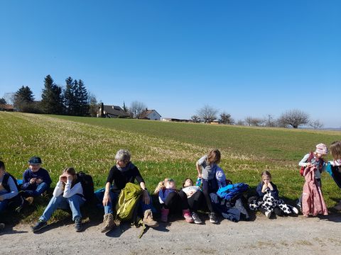Kurze Pause auf der Wanderung zum Biohof Reiser.