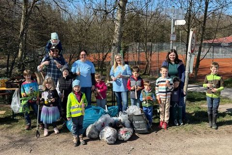 Große und kleine Helfer der Kindertagesstätte Abenteuerland am Waldputztag.