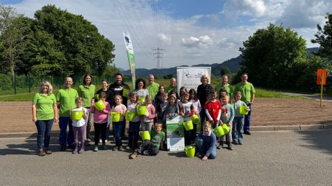 Gemeinsame Einsaat einer Wildblumenwiese im Mai in Biberach mit der Volksbank Lahr, Mitarbeitenden des Abwasserzweckverbands Kinzig- und Harmersbachtal sowie Schülerinnen und Schülern der Grundschule Biberach.