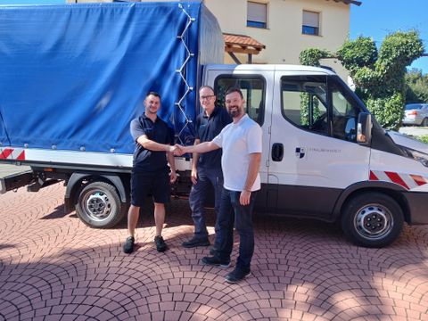 Cristian Frenti (links) wird vom Leiter des Hausmeister-Pool Heiko Sauer (mitte) und Abteilungsleiter Volker Weißert begrüßt.