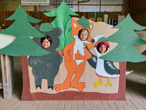 Spaß beim Lernen mit den Naturpark-Detektiven: Schülerinnen der Grundschule Schwann freuen sich über die Auszeichnung zur Naturpark-Schule.