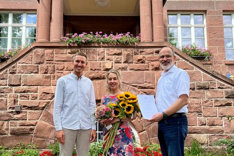 Rouven Rudisile (links, Abteilungsleiter Bildung, Familie und Kultur) begrüßt zusammen mit Volker Traub (Leitender Schulamtsdirektor) die neue Schulleitung an der Grundschule Ottenhausen – Pia Vlatschil.