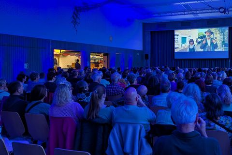Viele Besucher genossen den Film "Der Buchspazierer" in Ottenhausen.