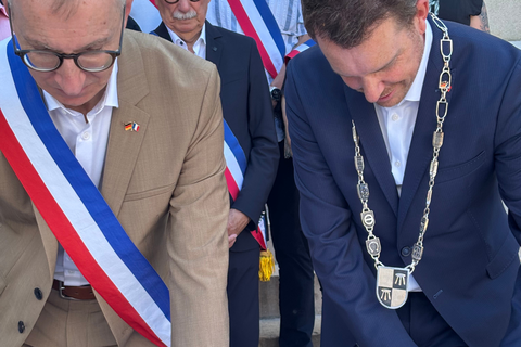 Christopf Greffet Bürgermeister aus La Veyle und Helge Viehweg unterschreiben die Partnerschaftsurkunden.