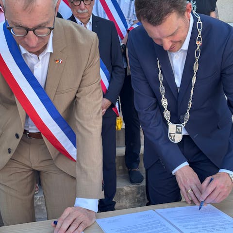Christopf Greffet Bürgermeister aus La Veyle und Helge Viehweg unterschreiben die Partnerschaftsurkunden.