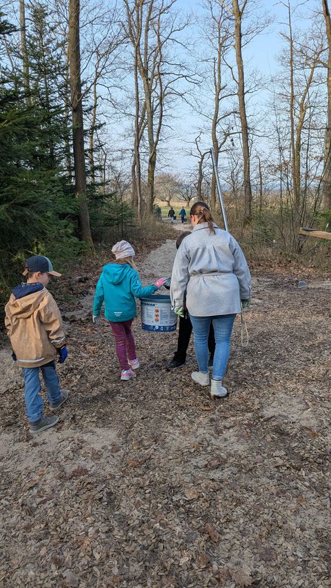 Müllsammelaktion zum Auftakt: Die Klasse 1b der Naturparkschule Schwann nahm als erste Schulklasse an den geplanten Schülerprojekten von Gemeinde und Pfadfindern teil.