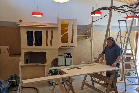Projektleiter Rainer Ulm beim Vorbereiten des nächsten Holzelements