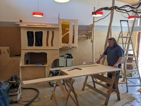 Projektleiter Rainer Ulm beim Vorbereiten des nächsten Holzelements