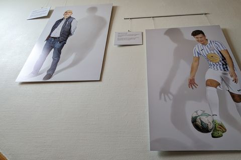 Auf großen, hochwertigen Alu-Dibond-Platten sind die Porträtbilder von Sebastian Seibel gezogen. „Kick-off“ der Ausstellung ist ein junger Fußballer, der sich in einer Inklusionsmannschaft engagiert.
