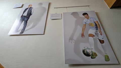 Auf großen, hochwertigen Alu-Dibond-Platten sind die Porträtbilder von Sebastian Seibel gezogen. „Kick-off“ der Ausstellung ist ein junger Fußballer, der sich in einer Inklusionsmannschaft engagiert.