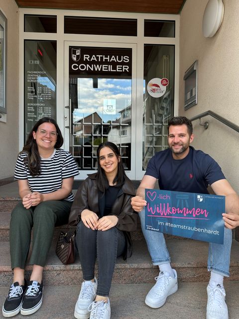 Personalleiterin Nadja Krich begrüßt Hanada Aysaqi gemeinsam mit Fachbereichsleiter Benedikt Lorsch (von links).