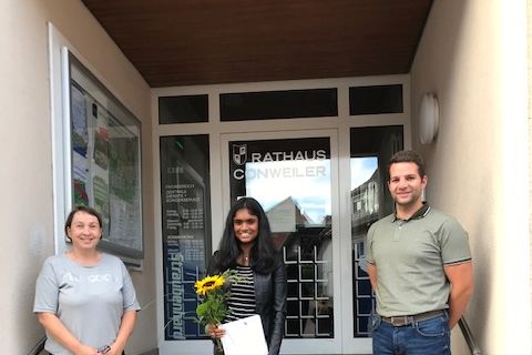 Sagana Jegatheswaran (Mitte) wurde von Nicole Schommer und Benedikt Lorsch begrüßt. Foto: Gemeinde