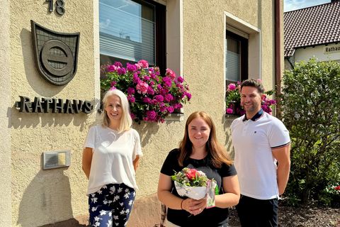 Begrüßung Luana Szymczak (mitte): Fachbereichsleiter Benedikt Lorsch und Helena Wegmann aus der Personalabteilung heißen die neue Mitarbeiterin herzlich willkommen.