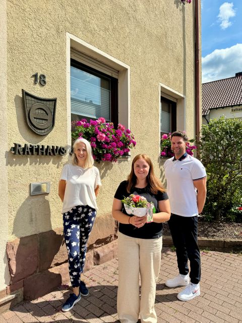 Begrüßung Luana Szymczak (mitte): Fachbereichsleiter Benedikt Lorsch und Helena Wegmann aus der Personalabteilung heißen die neue Mitarbeiterin herzlich willkommen.
