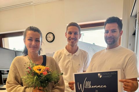 Jennifer Laupp, Rouven Rudisile (Abteilungsleitung Bildung, Familie und Kultur), Benedikt Lorsch (Fachbereichsleitung Zentrale Dienste und Bürgerservice, rechts)