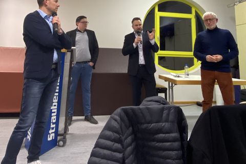 Bürgermeister Helge Viehweg links, mit Florian Enghover vom Zweckverband Breitband und Tobias Orta und Friedrich Arz von der Vodafone GmbH.