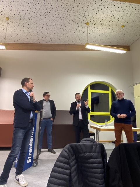Bürgermeister Helge Viehweg links, mit Florian Enghover vom Zweckverband Breitband und Tobias Orta und Friedrich Arz von der Vodafone GmbH.