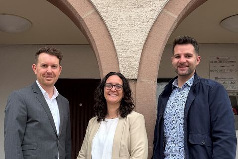 Bürgermeister Helge Viehweg, Jeanette Flentje und Benedikt Lorsch vor dem Rathaus in Schwann.