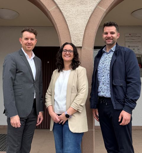 Bürgermeister Helge Viehweg, Jeanette Flentje und Benedikt Lorsch vor dem Rathaus in Schwann.