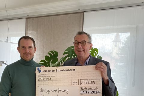 Bürgermeister Helge Viehweg bei der Scheckübergabe mit Joachim Scheffler.