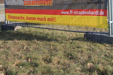 An der Langenalber Straße stand das neue Banner vor Baubeginn im März, danach ist es nach Langenalb "gewandert".