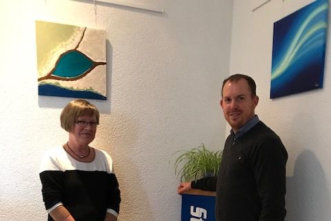 Die Künstlerin mit dem Bürgermeister bei der Vernissage. Fotos: Gemeinde