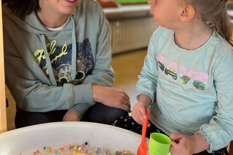 Mit viel Einfühlungsvermögen begleitet Michelle Maikler die Kinder beim Spiel. 
