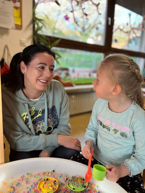 Mit viel Einfühlungsvermögen begleitet Michelle Maikler die Kinder beim Spiel. 