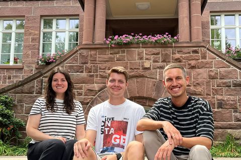 Rouven Rudisile (rechts, Abteilungsleiter Bildung, Familie und Kultur) begrüßt Kevin Karnabi gemeinsam mit Esther Feiler (Leiterin Kita Wirbelwind).