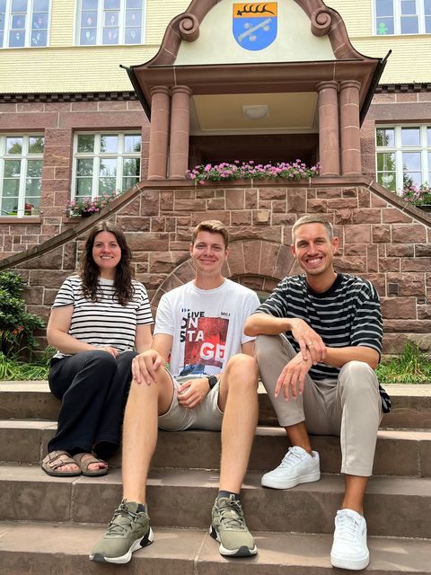 Rouven Rudisile (rechts, Abteilungsleiter Bildung, Familie und Kultur) begrüßt Kevin Karnabi gemeinsam mit Esther Feiler (Leiterin Kita Wirbelwind).