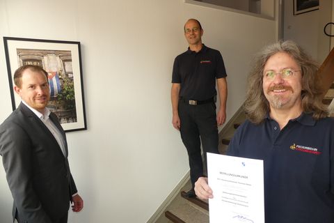Bürgermeister Helge Viehweg (von links) überreichte mit Kommandant Martin Irion die Bestellungsurkunde an Thomas Reiter. Foto: Gemeinde