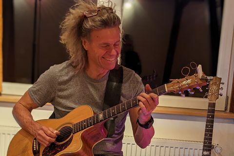 Matthias Hautsch spielt sich vor dem Konzert schon mal ein...