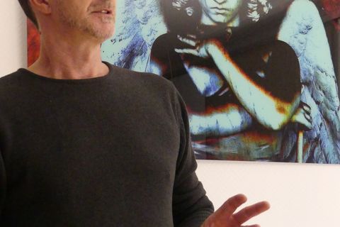 Den "Roten Engel" hat Frederic Trautz in Italien fotografiert, das Bild hängt im Büro des Bürgermeisters. Fotos: Gemeinde