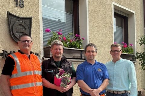 Abteilungsleiter Johannes Kohle (rechts) begrüßt gemeinsam mit Markus Binder (links) und Jürgen Großmann (zweiter von rechts) Kemal Wahl( zweiter von links). 