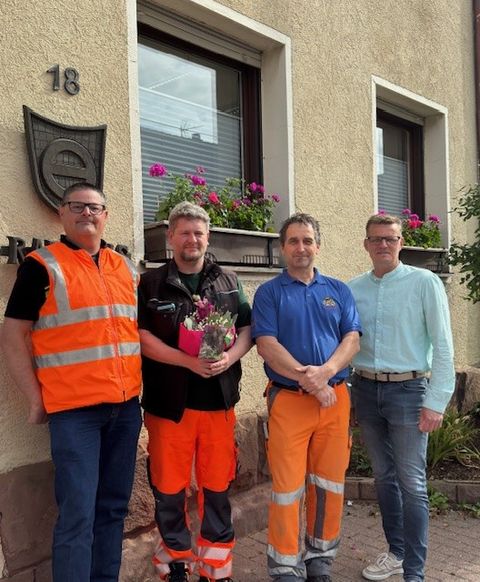 Abteilungsleiter Johannes Kohle (rechts) begrüßt gemeinsam mit Markus Binder (links) und Jürgen Großmann (zweiter von rechts) Kemal Wahl( zweiter von links). 