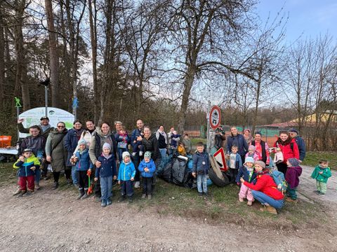 Nach der Sammelaktion trafen sich alle Gruppen am Tennisplatz in Conweiler. 