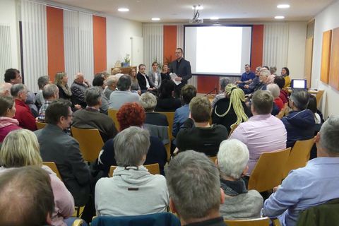 Über 60 Besucher kamen zu "Wir müssen reden!... über die Hoffnungshäuser" in den Bürgertreff. Fotos: Gemeinde