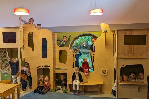 Neugierig erobern die Kinder der Kita Grabbenescht auch die Bewegungslandschaft im zweiten Raum