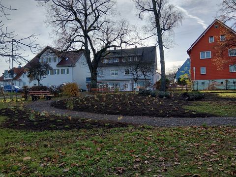 24 verschiedene Staudenarten, die über das ganze Jahr hinweg blühen und damit ein reiches Insektenleben fördern sind nun im Schwanner Park eingepflanzt.